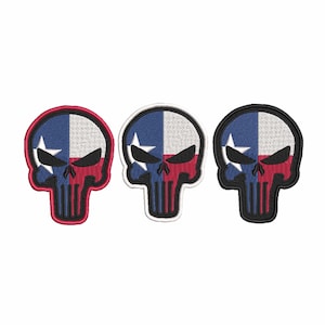 Puede incluir: Tres parches bordados con forma de calavera. Cada calavera presenta el diseño de la bandera de Texas, con una estrella azul y blanca sobre un fondo rojo y blanco. Los parches tienen cuencas de ojos negras y un diseño de líneas verticales.