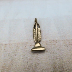 Vacuum Lapel Pin - CC342- Vacuum, Cleaning, House Cleaning, Chores, and Maid Service Pins