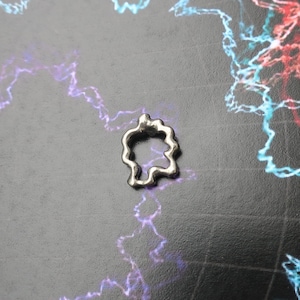 String Theory Anstecknadel - CC349