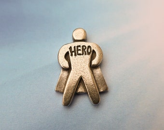 Pin de lapela de super-herói - CC669- Nem todos os heróis usam capas! Pins de heróis, super-heróis, reconhecimento e apreciação