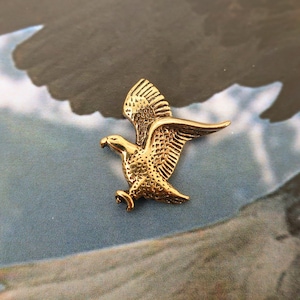 Gold Bald Eagle Lapel Pin- CC118G- Bald Eagle, Eagle, North America, USA, America, Wildlife and Zoo Pins