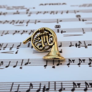 Pino de lapela de estanho mergulhado em ouro de trompa francesa - CC136G - Chifre francês, instrumentos de latão, instrumentos, música e alfinetes de professor de música