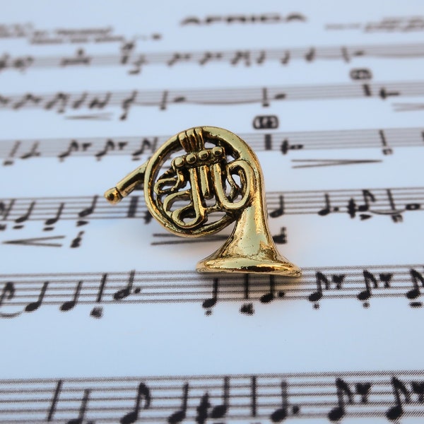 French Horn Gold Dipped Zinn Revers Pin- CC136G- Französisches Horn, Messinginstrumente, Instrumente, Musik, und Musiklehrer Pins
