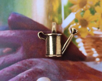 Agua lata de oro empedrado pewter lapel pin- CC161G- lata de riego, jardín, y pines de jardinería