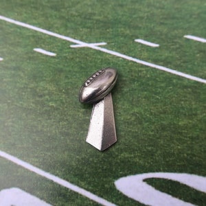Football Trophy Pewter Pin - CC656 - Fußball, Super Bowl, Champions, Sport und Leichtathletik Pins