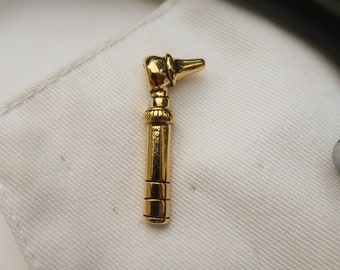 Goudkleurige tinnen reversspeld otoscoop- CC650- spelden oor, auriscoop, medische hulpmiddelen, check-up, artsen, gezondheid en medische spelden