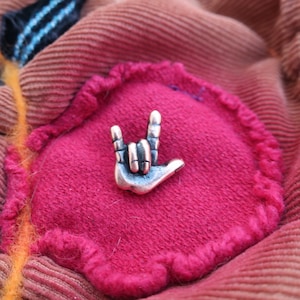 Pin na klapę z cyny zanurzonej w miedzi - CC623C - Pin na klapę z motywem miłości, języka migowego i ekspresji