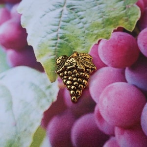 Gold Grapes Lapel Pin CC259G Grapes, Wine, Winery, Vineyard, and Fruit Lapel Pins image 2