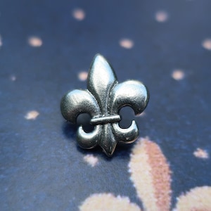 Alfinete de Lapela Flor de Lis - CC257- Flor de Lis, Flor do Lírio, Alfinetes Simbólicos
