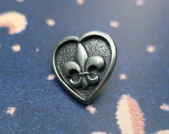 Pines de solapa de corazón Fleur de Lis - CC432- Fleur de Lis y Pines de Nueva Orleans