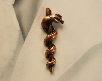 Vara de Asclepio Pin de solapa de cobre- CC701C- Símbolo internacional para la medicina y la atención sanitaria, bata blanca y pines profesionales médicos