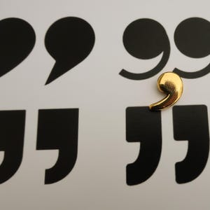 Comma Gold Lapel Pin- CC724G- Comma la, Grammar, and Writing Lapel Pins