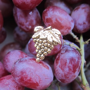 Gold Grapes Lapel Pin CC259G Grapes, Wine, Winery, Vineyard, and Fruit Lapel Pins image 6