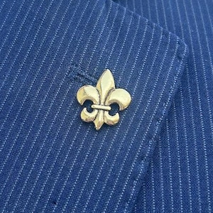Broche de lapela Flor de Lis dourada - CC257G - Broches com Flor de Lis, Santos, Lírio e Nova Orleans