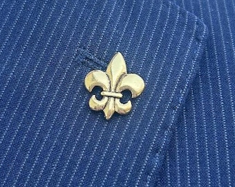 Pin de solapa dorado con flor de lis - CC257G - Pines con flor de lis, santos, lirio y Nueva Orleans
