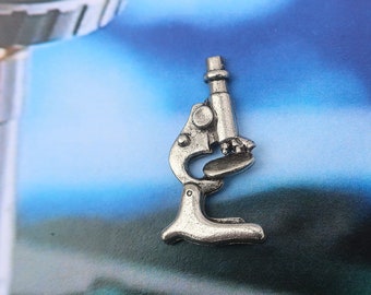 Pin de solapa de microscopio de peltre: regalo para profesores de ciencias