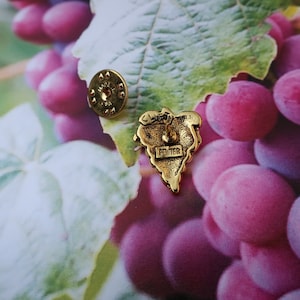 Gold Grapes Lapel Pin CC259G Grapes, Wine, Winery, Vineyard, and Fruit Lapel Pins image 9