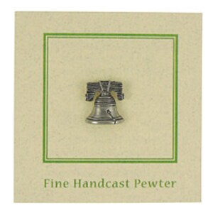 Puede incluir: Un pin de peltre de color plateado que presenta una representaci&oacute;n detallada de la Campana de la Libertad. El pin est&aacute; empaquetado en una tarjeta verde con el texto "Fine Handcast Pewter".