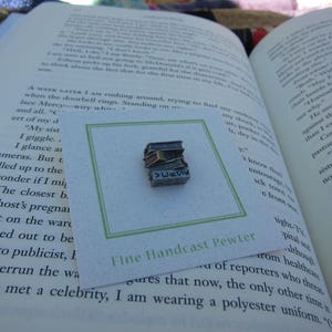Stack of Books Lapel Pin- CC444- Reading, Literature, and Education ...
