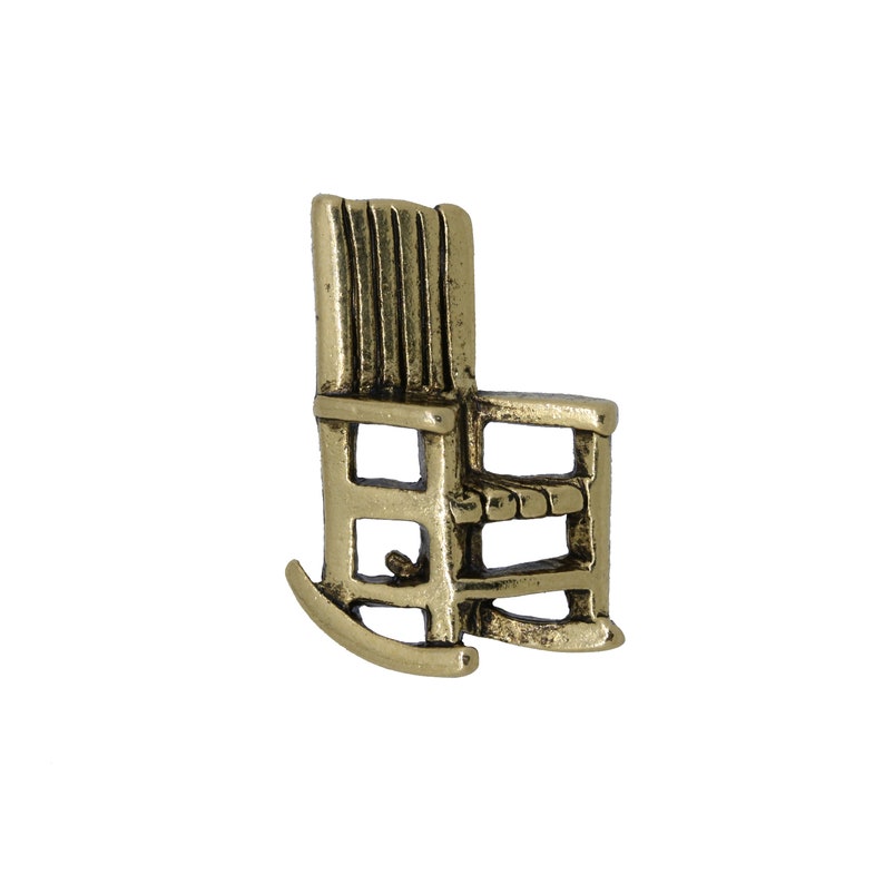 Pode incluir: Uma figura de cadeira de balan&ccedil;o de metal dourado. A cadeira tem um encosto de ripas e um assento de design simples.