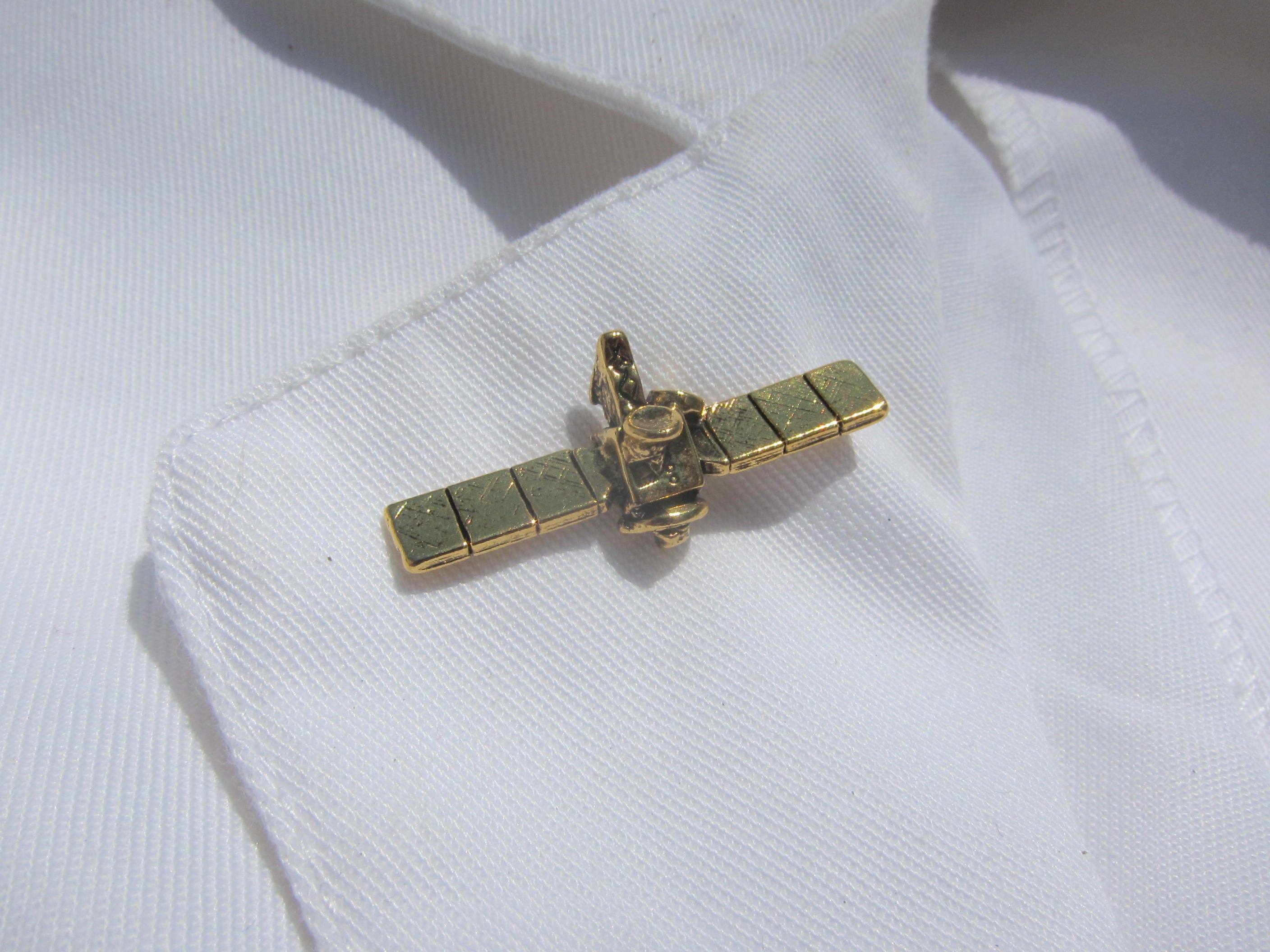 Gold Satellite Lapel Pin- CC210G- Science and Space Pins for Scientists ...