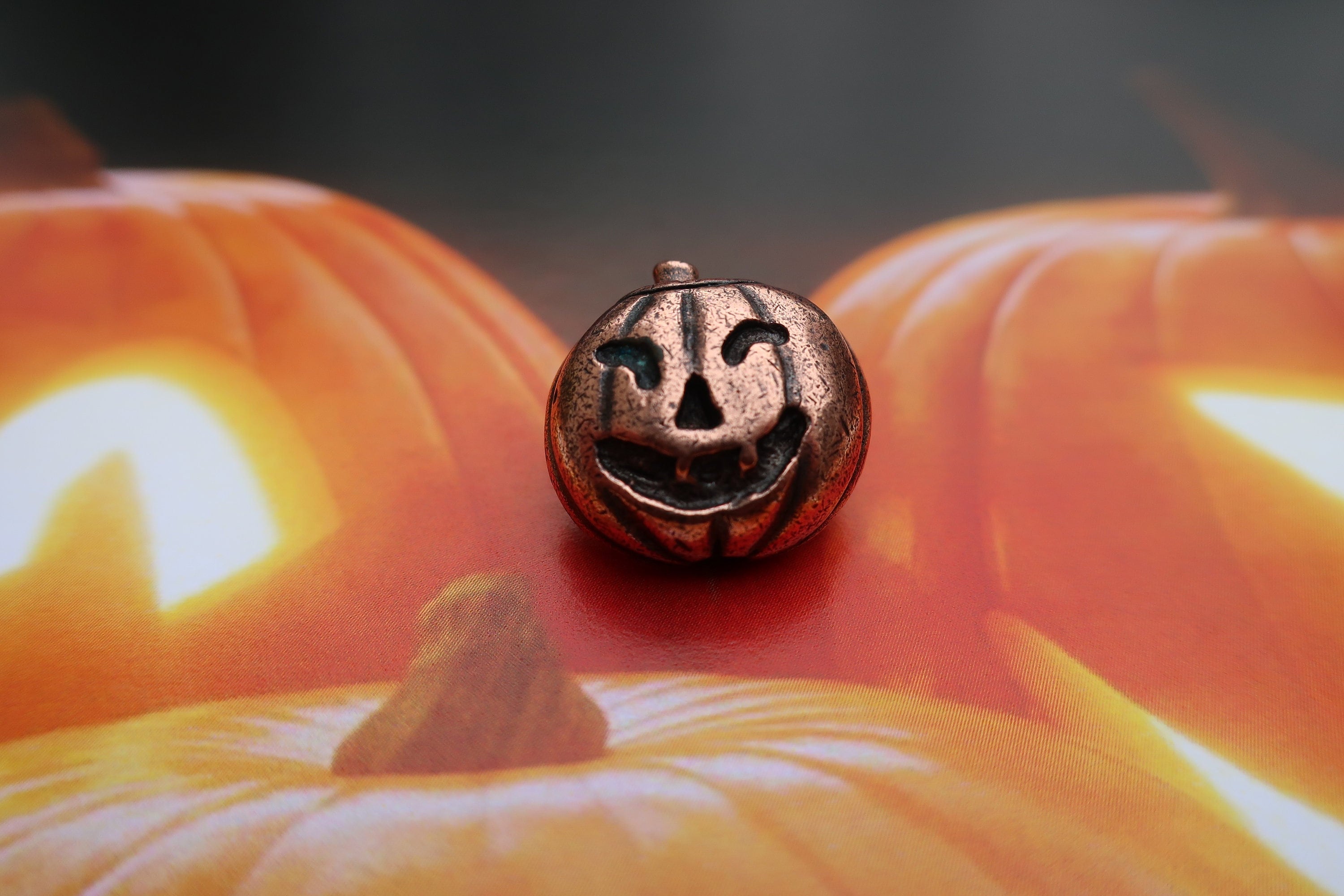 Pin de solapa de cobre de calabaza - CC286C- Halloween, Jack O' Lantern, Holiday y Fall Pins y accesorios