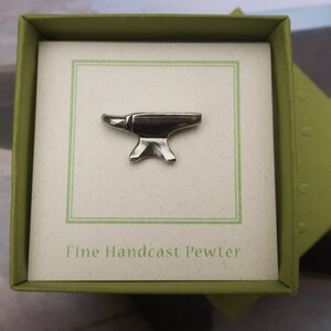 Peut inclure: Une enclume en &eacute;tain argent&eacute; dans une bo&icirc;te cadeau verte avec le texte "Fine Handcast Pewter".