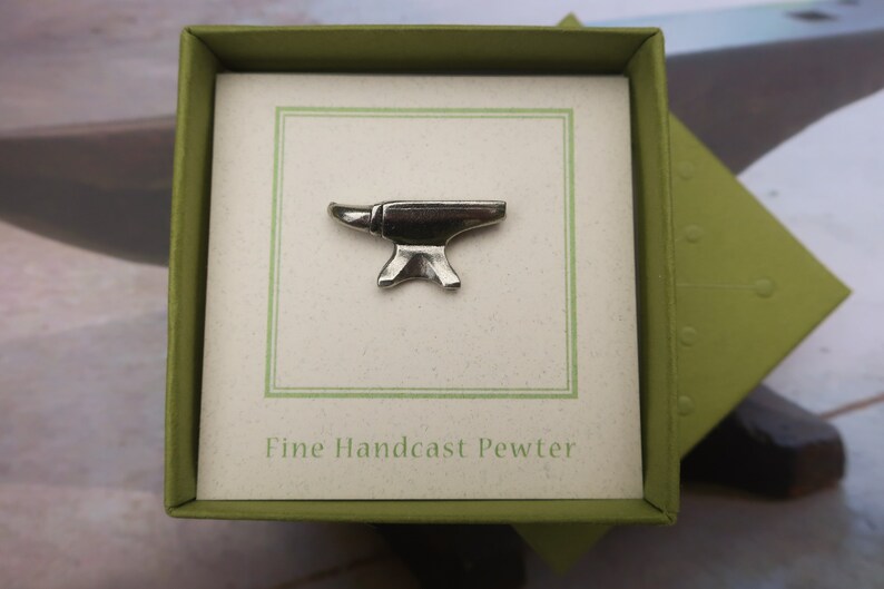 Peut inclure: Une enclume en &eacute;tain argent&eacute; dans une bo&icirc;te cadeau verte avec le texte "Fine Handcast Pewter".