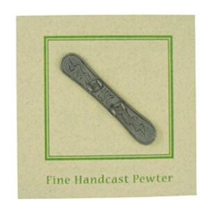 Puede incluir: Un pin de peltre con forma de tabla de snowboard con un dise&ntilde;o de rayo y las palabras "Snowboard" y "Fine Handcast Pewter".