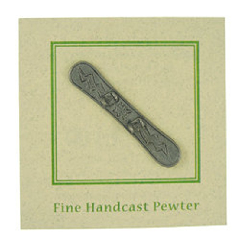 Puede incluir: Un pin de peltre con forma de tabla de snowboard con un dise&ntilde;o de rayo y las palabras "Snowboard" y "Fine Handcast Pewter".