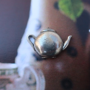 Pin de solapa de tetera - CC146- Pins de té, hora del té, cafeína y tea party
