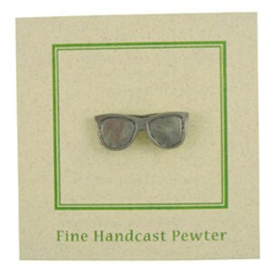 Puede incluir: Un pin de peltre plateado en forma de gafas de sol. El pin est&aacute; en una tarjeta marr&oacute;n con el texto "Fine Handcast Pewter".