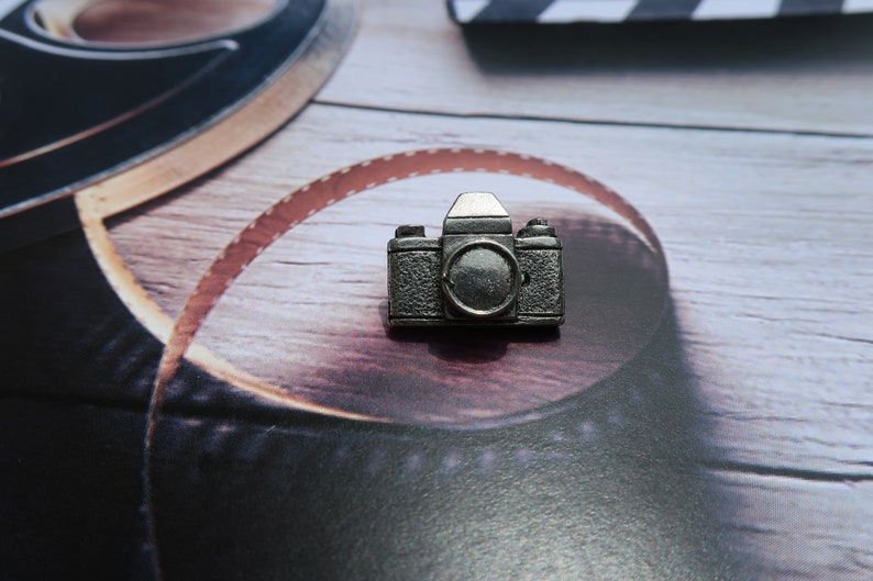 Retro Silver SLR Camera 3D Lapel Pin Badge Brooch – Photographer Gift