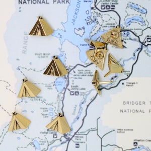 Tent Map Pins- Set von 10- Gold oder Silber- MP102- Zeigen Sie Ihre Reisen mit unseren Camping Themed Map Pins an
