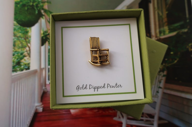 Pode incluir: Um pequeno amuleto de cadeira de balan&ccedil;o de estanho banhado a ouro em uma caixa de presente verde com um cart&atilde;o branco que diz "Gold Dipped Pewter".