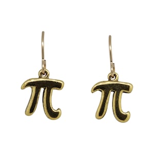 Puede incluir: Un par de pendientes de color dorado con el símbolo matemático pi.