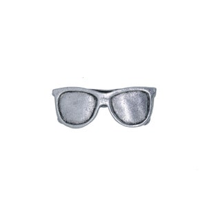 Puede incluir: Encanto de gafas de sol de metal plateado en un estilo aviador cl&aacute;sico.