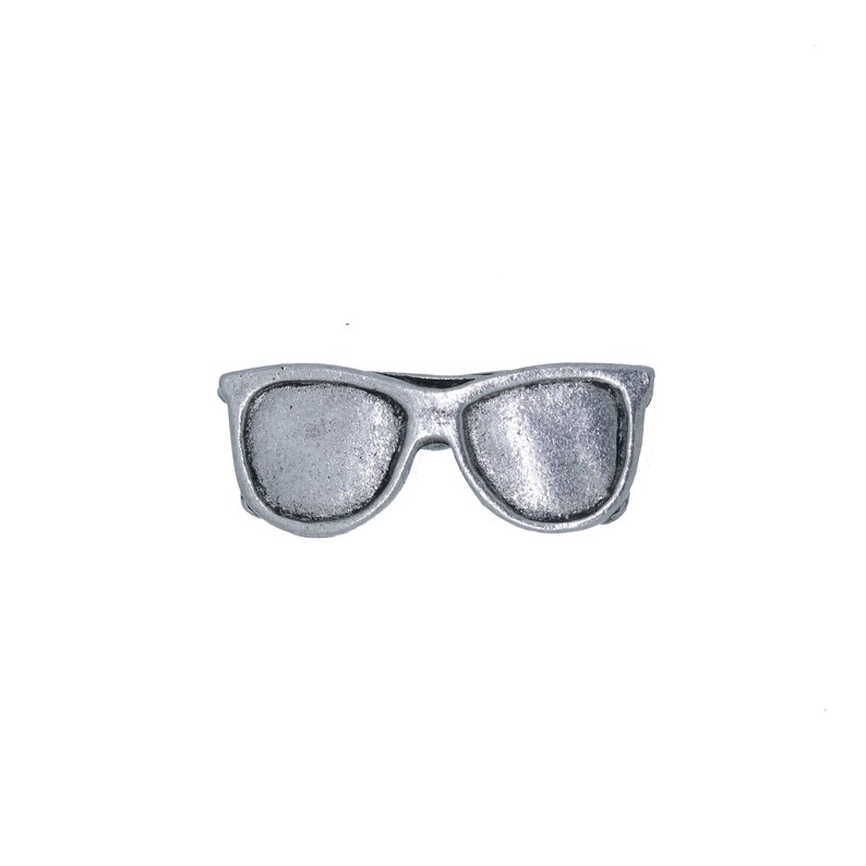 Puede incluir: Encanto de gafas de sol de metal plateado en un estilo aviador cl&aacute;sico.
