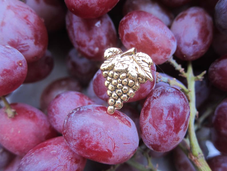 Gold Grapes Lapel Pin CC259G Grapes, Wine, Winery, Vineyard, and Fruit Lapel Pins image 6