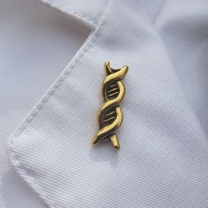 金メッキピューター DNA ラペルピン - CC577G - 科学と遺伝子のピン