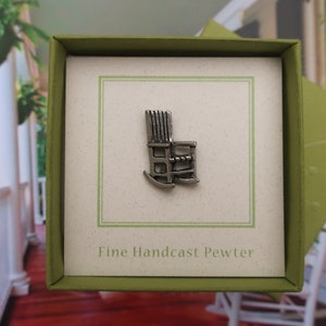 Pode incluir: Uma pequena figura de cadeira de balan&ccedil;o de peltre em uma caixa verde com o texto "Fine Handcast Pewter".