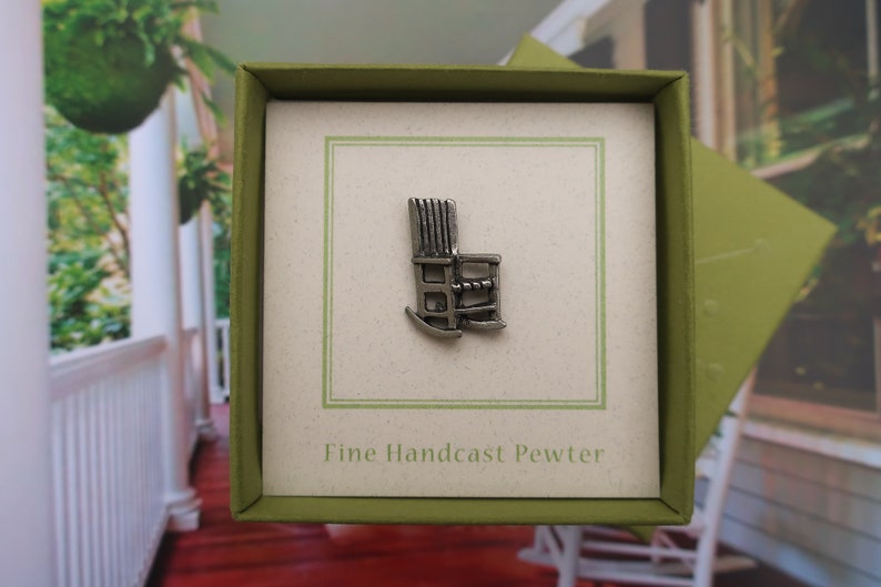 Pode incluir: Uma pequena figura de cadeira de balan&ccedil;o de peltre em uma caixa verde com o texto "Fine Handcast Pewter".