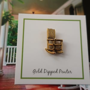Pode incluir: Encanto de cadeira de balan&ccedil;o de peltre banhado a ouro. O encanto &eacute; uma pequena r&eacute;plica detalhada de uma cadeira de balan&ccedil;o. O encanto est&aacute; em um cart&atilde;o branco com o texto "Gold Dipped Pewter".