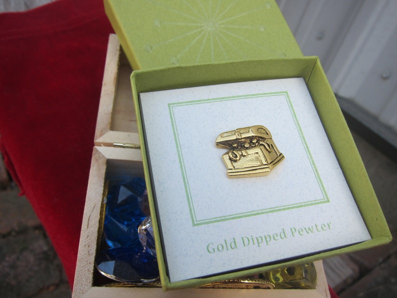 Treasure Chest Pin Gold Treasure Chest- CC587G- Treasure, Jewels, and Pirate Pins - Etsy