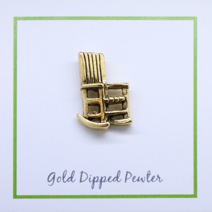 Pode incluir: Encanto de cadeira de balan&ccedil;o de peltre banhado a ouro. O encanto &eacute; uma pequena r&eacute;plica detalhada de uma cadeira de balan&ccedil;o.