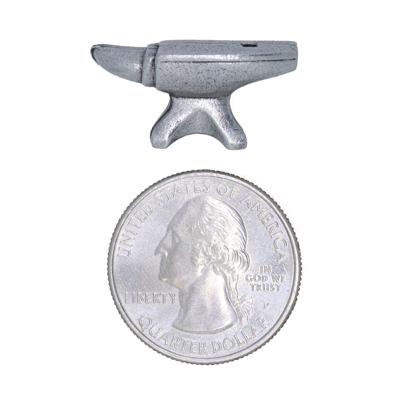 Peut inclure: Une petite enclume en argent, de la taille d'une pi&egrave;ce de 25 cents am&eacute;ricaine.