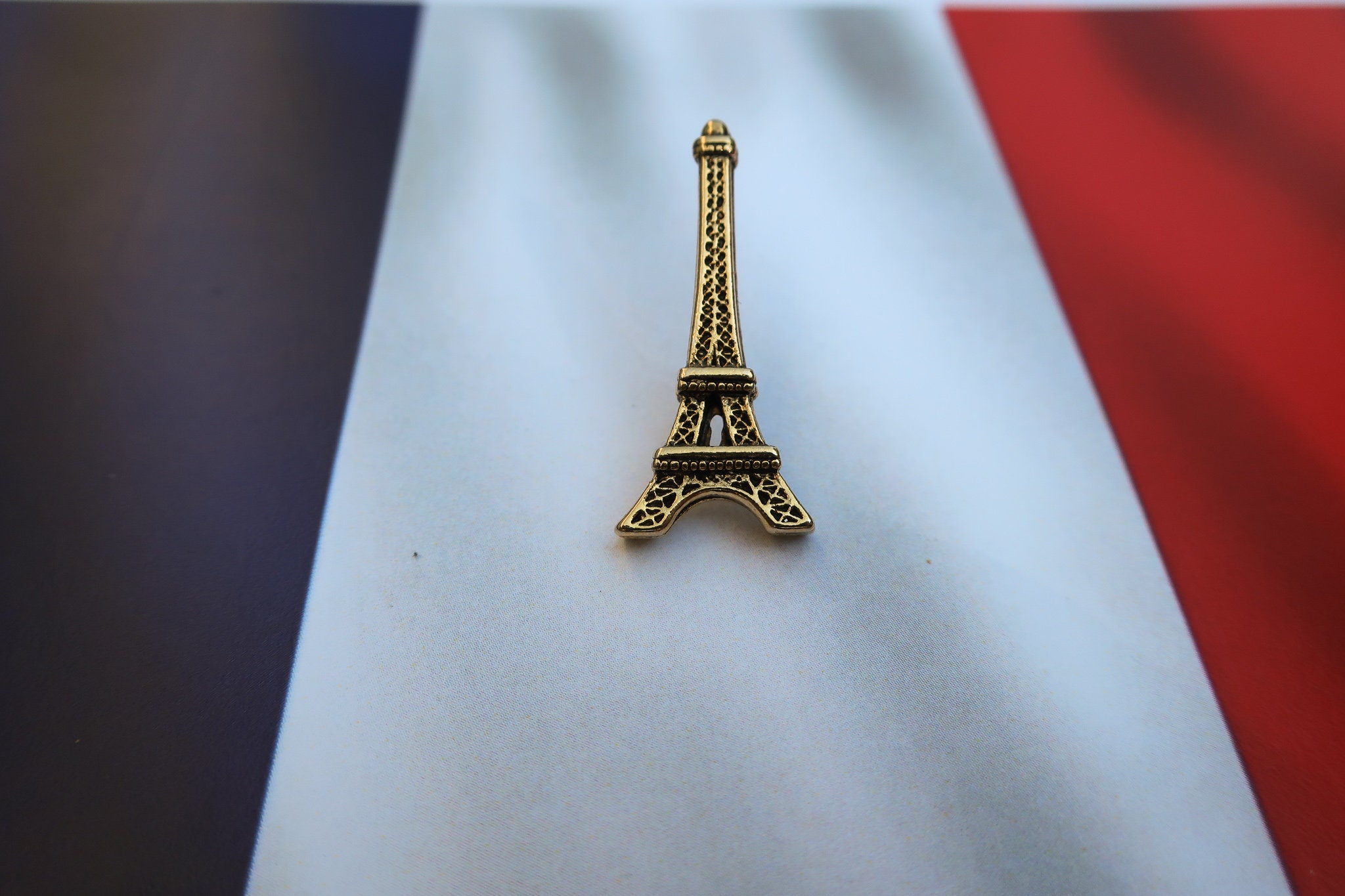 Gold Eiffel Tower Lapel Pin- CC425G- Eiffel Tower, France, Tourist, Travel, and Monument Pins