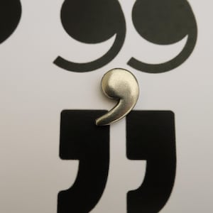 Comma Lapel Pin- CC724- Comma la, Grammar, and Writing Lapel Pins