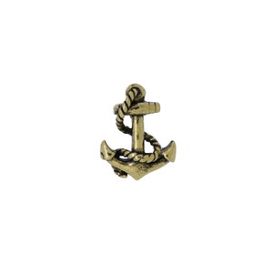 Op de afbeelding: Een gouden metalen ankerbedel met een touwdetail. Het anker is een nautisch symbool van hoop en kracht.