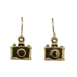 Kamera Gold getauchte Zinn Ohrringe aus unserer Charmed Collection- CHE118G- Kamera, Fotografie und Fotograf Schmuck und Ohrringe
